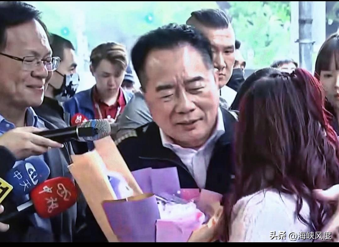 蔡正元入狱后发第二篇脸书感谢蓝白政治人物，不含邱毅！特感谢一位力挺郑丽文的商界大