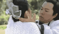 都说是在借位、错位表演和拍摄，可是，仔细端详就会发现，其实就是在明目张胆的假戏真