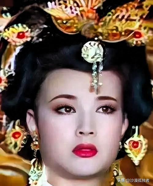 649年，李世民病危。太子李治一把搂住武则天道：“与其喊你为母，不如喊你为妻，”