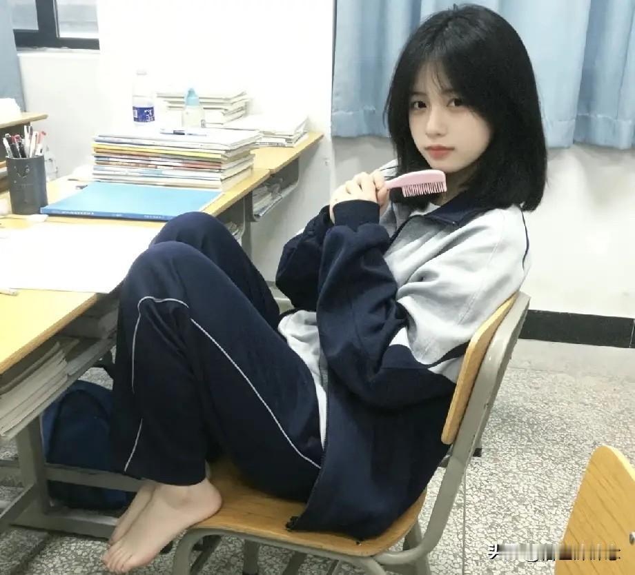 这样的小脚你敢闻吗[捂脸]教室坐姿随性光脚梳头发，学生这样的举止合适吗？
堆满习
