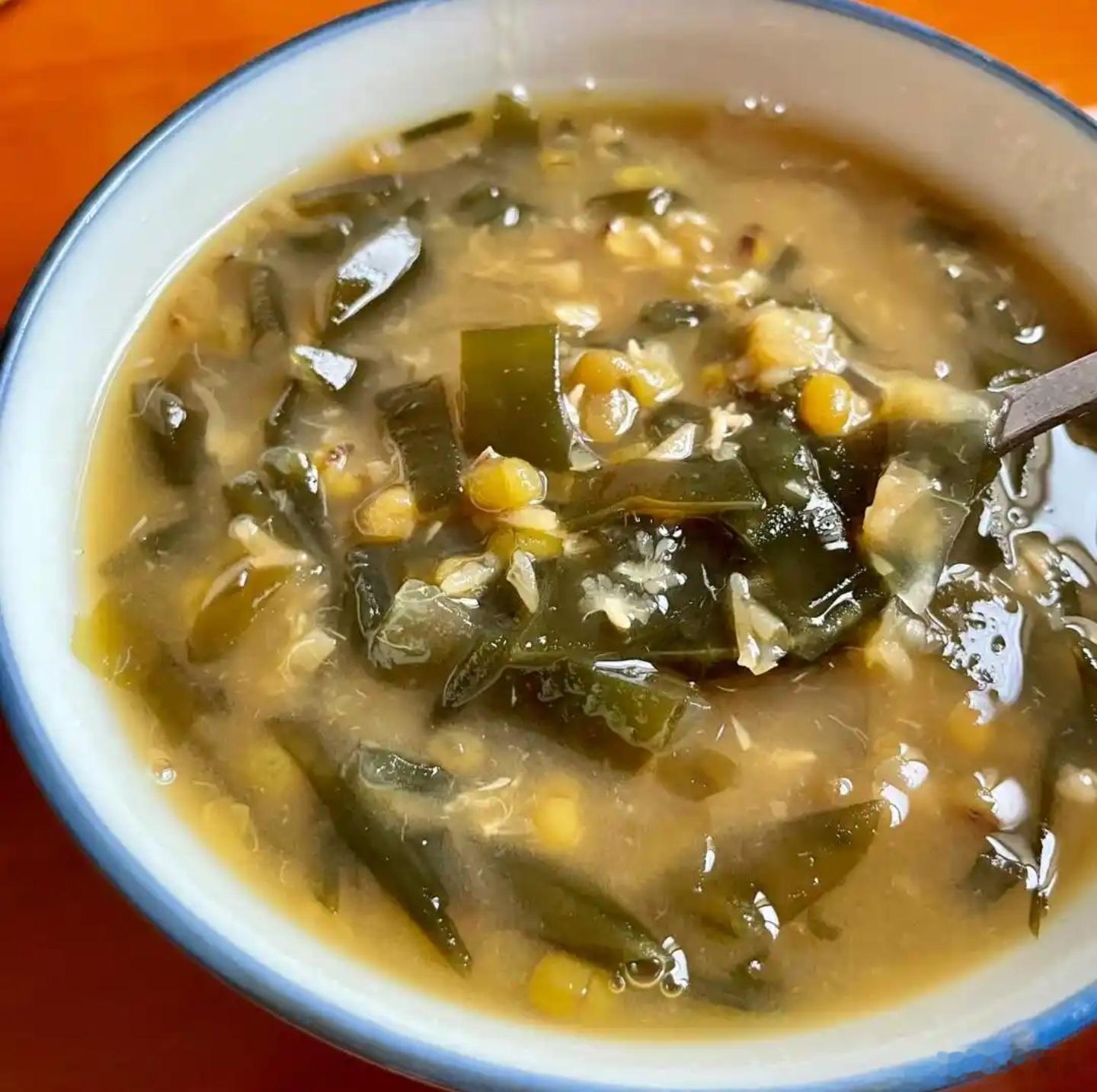 夏季养生夏季养生少不了绿豆海带糖水把，冰一下，消夏降火 