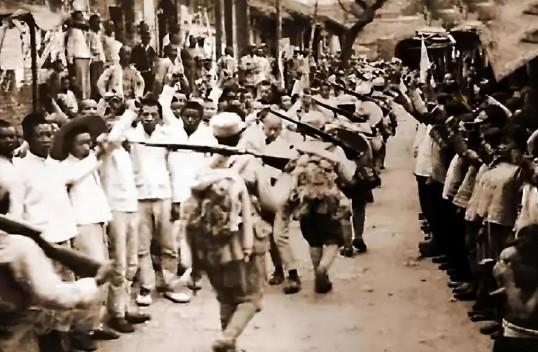 1937年10月，淞沪战争开启，一支奉命前往支援的川军，在战争前，竟然不去买军需