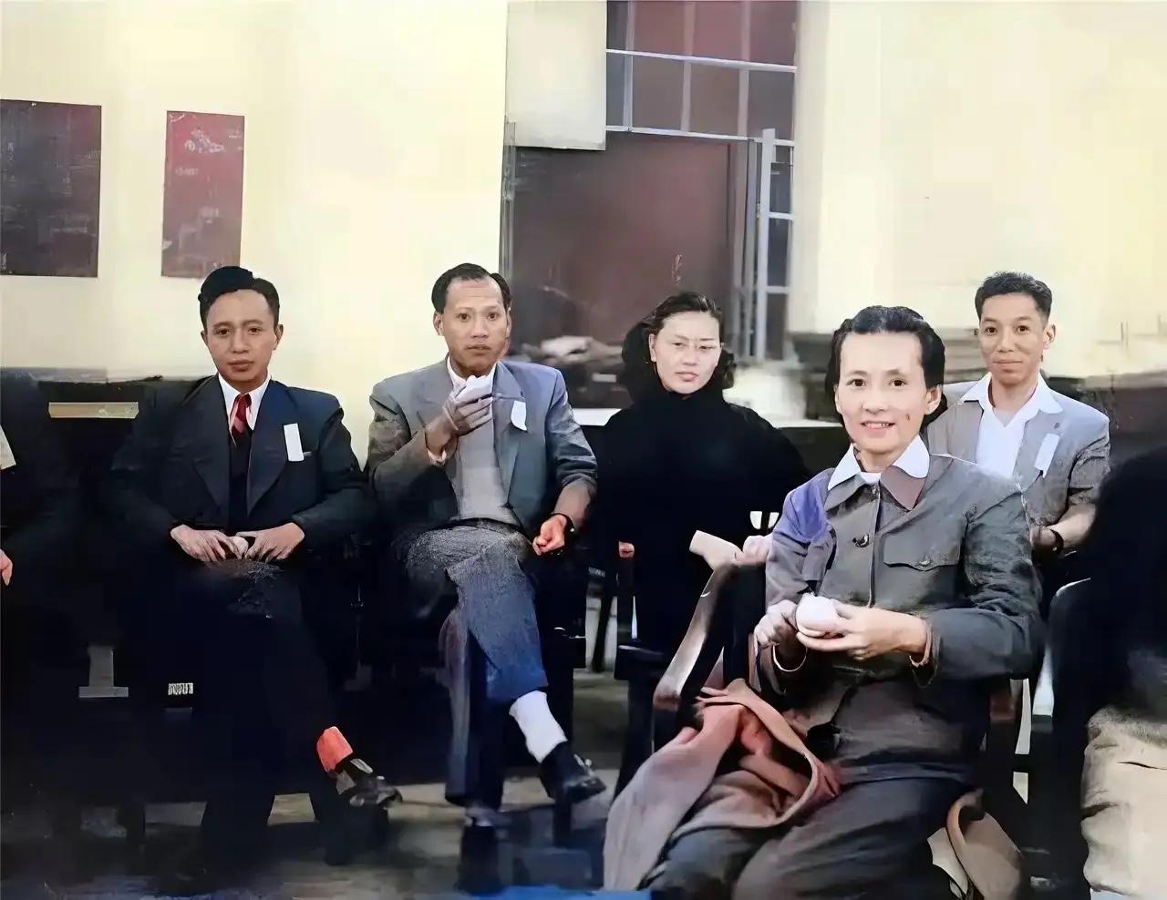 这是46岁的林徽因和清华大学建筑系部分师生的罕见合影，都看看吧，林徽因那清秀善良