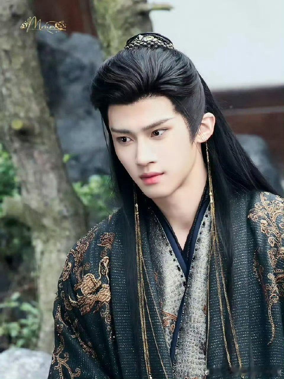 闫桉马上要进组了，新剧《嫁金钗》这个月开机，提前恭喜桉桉！