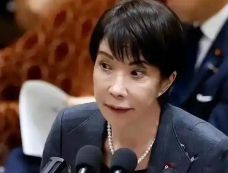 日本终战81周年的追悼仪式上，出现了极其罕见的一幕：首相高市早苗竟然和天皇当着全