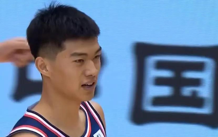 泰山客战沧州，崔康熙再遇李霄鹏。
故人相逢一笑间，依稀执手话当年。