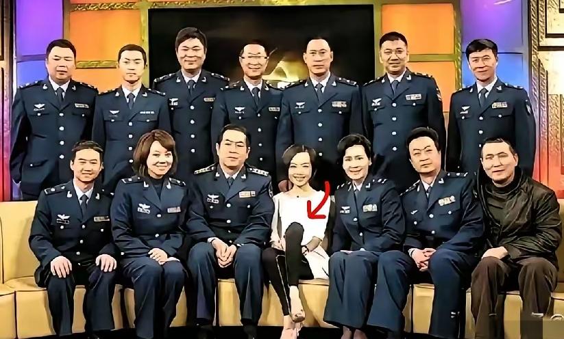 其实这张照片是《炊事班的故事》剧组访谈合影，文中说鲁豫跷二郎腿不庄重，个人觉得有