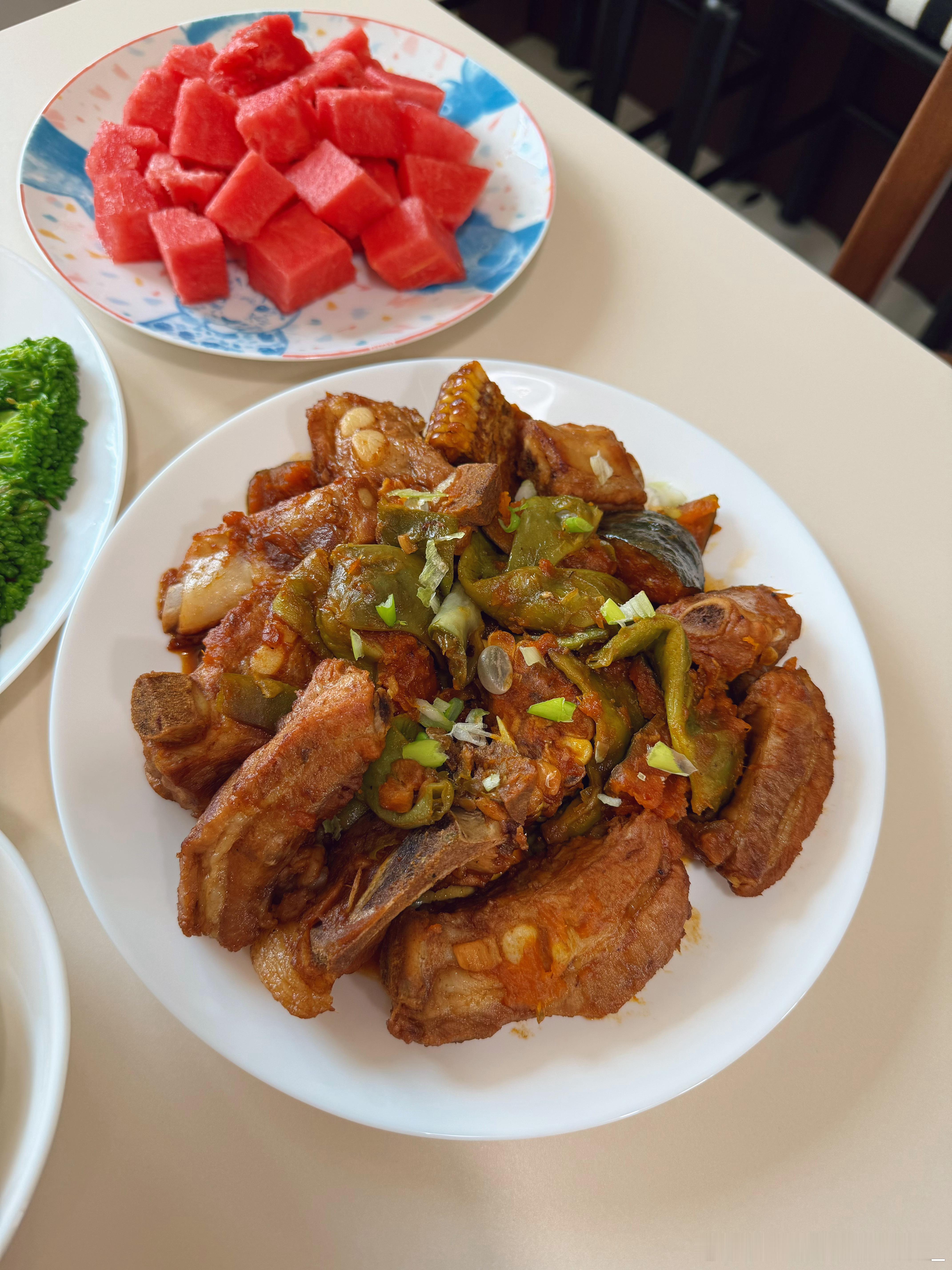 排骨炖东北油豆角绝了嗷！其实里面放的豆角玉米南瓜最好吃还有蒜蓉西兰花苔～ 