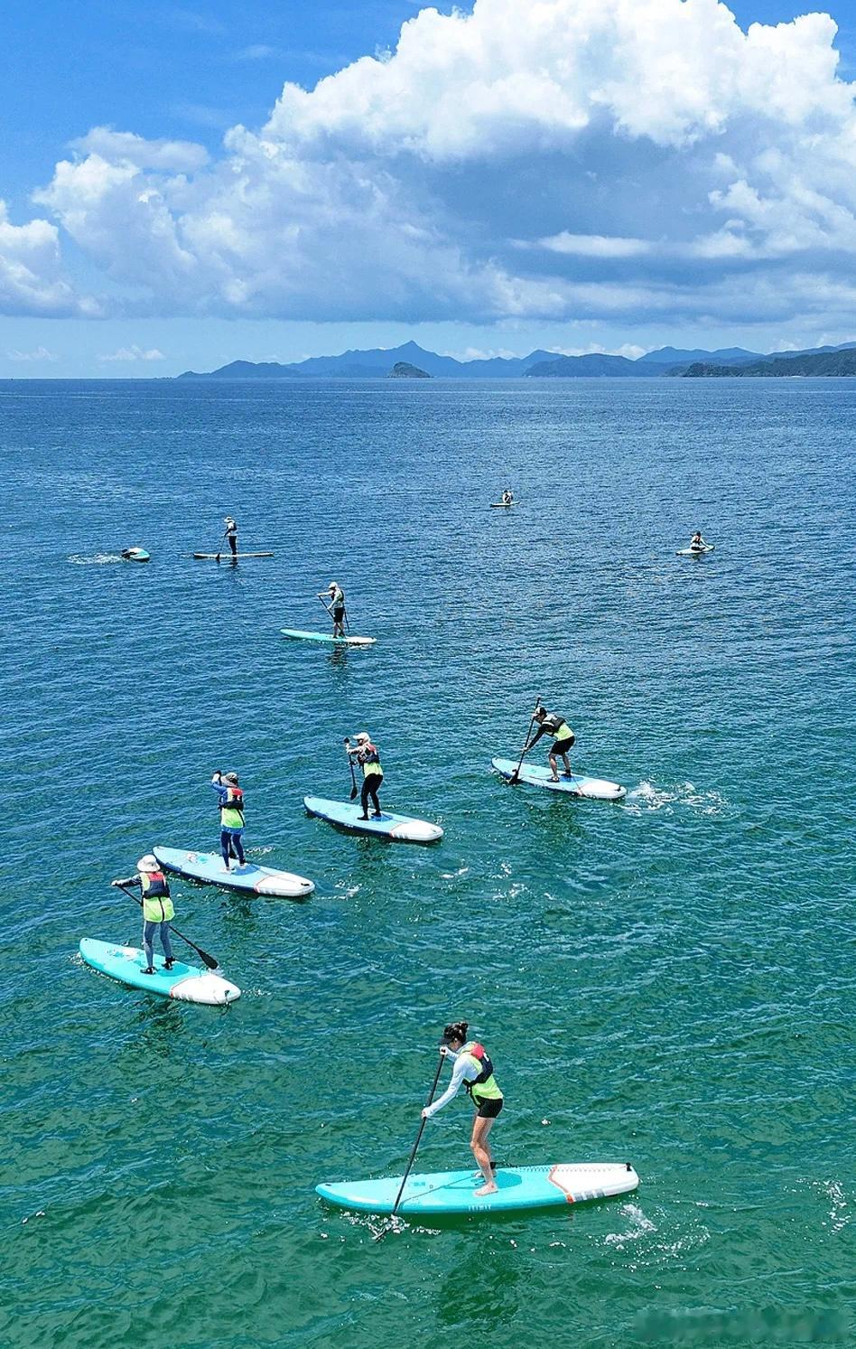 公司破产、解散或资不抵债，出现明显的耍赖行径注册资本就会加速到期，要提前把认缴的