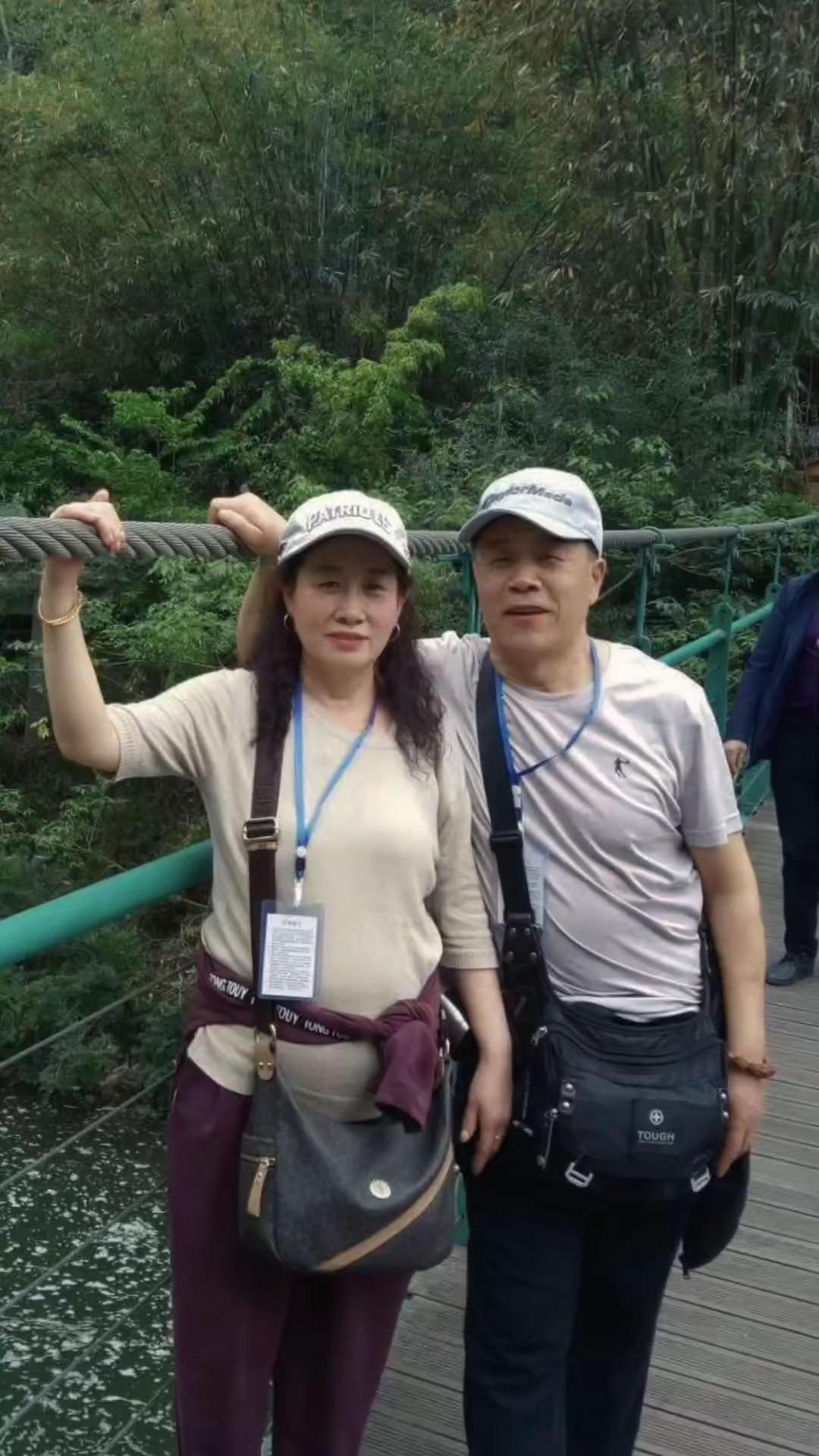 少年夫妻老来伴。旅游现场随拍