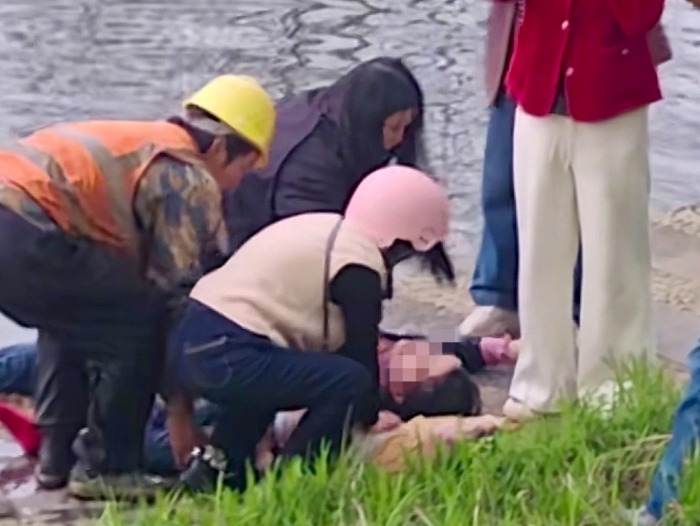 安徽潜山大叔跳河救下母女俩 获救者登门送锦旗感谢恩人