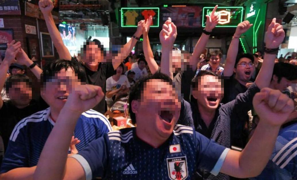 中国球迷，能不能穿日本球衣？
 
近日，世界杯正热，在小组赛日本队4：0赢突尼斯