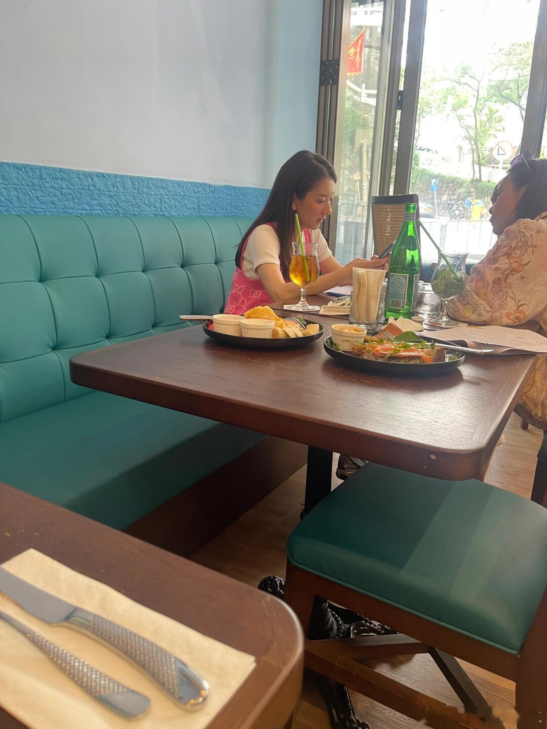 香港餐厅偶遇郭富城老婆方媛，素颜状态差点没认出来，他拍与自拍相差很大… ​​​