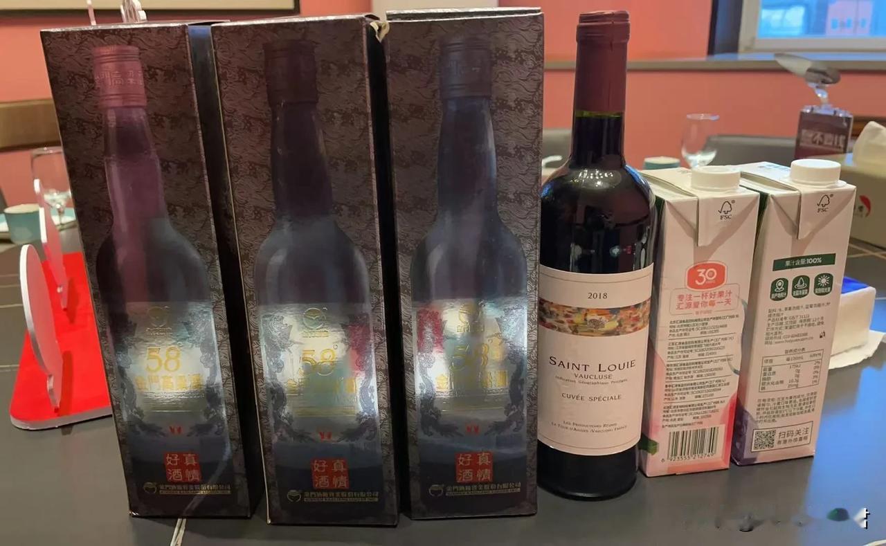 五四青年节当晚，我们几个老小伙、老姑娘聚了聚。喝得是58度的高梁酒。度数虽高，却