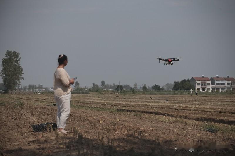 惊叹！中国农业发展正加速步入“新”阶段，科技贡献卓越。过去农民背药箱打药，劳累又