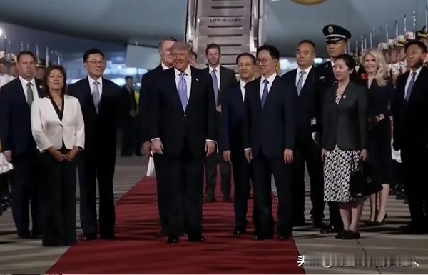 十二小时跨洋飞行，近八十岁的特朗普带着白宫团队和几十家媒体硬撑着落地北京；不到一