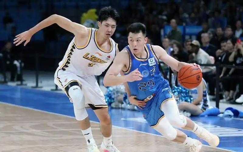 上头条聊CBA 1月14日晚CBA广东队有新动静。15轮比赛临近，刚在13号第1