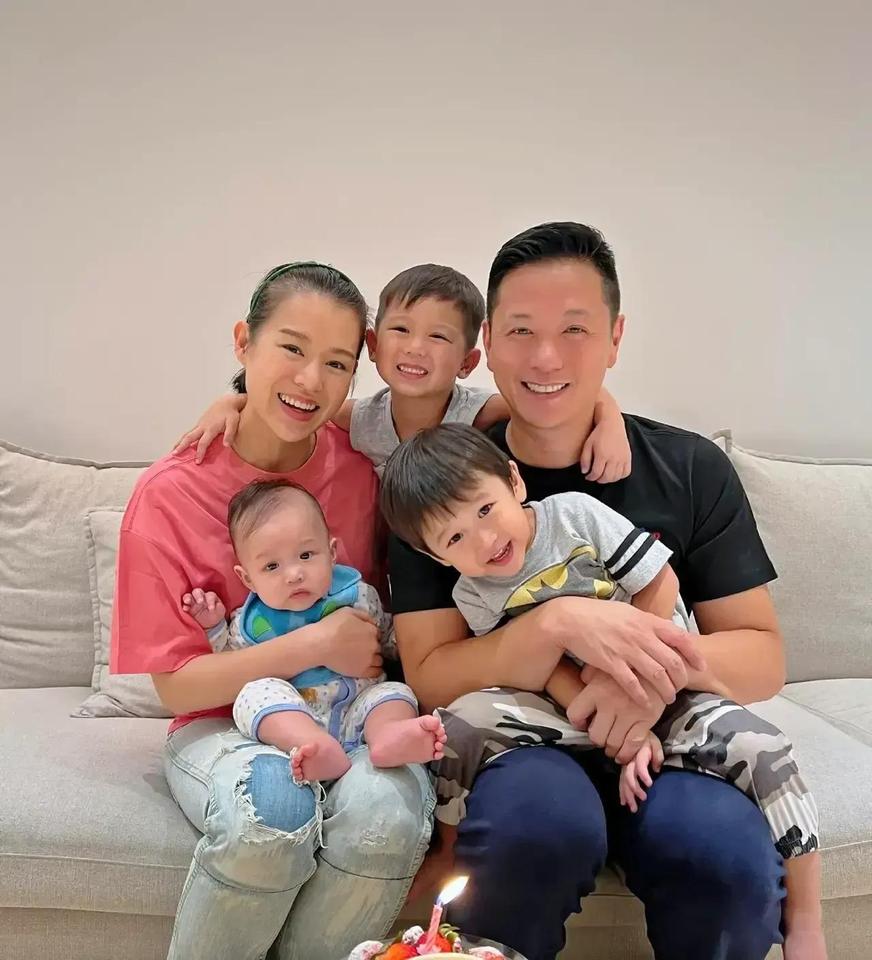 2021年，胡杏儿惊慌失措地对丈夫李乘德说:“我怀孕了，如果三胎还是个儿子怎么办