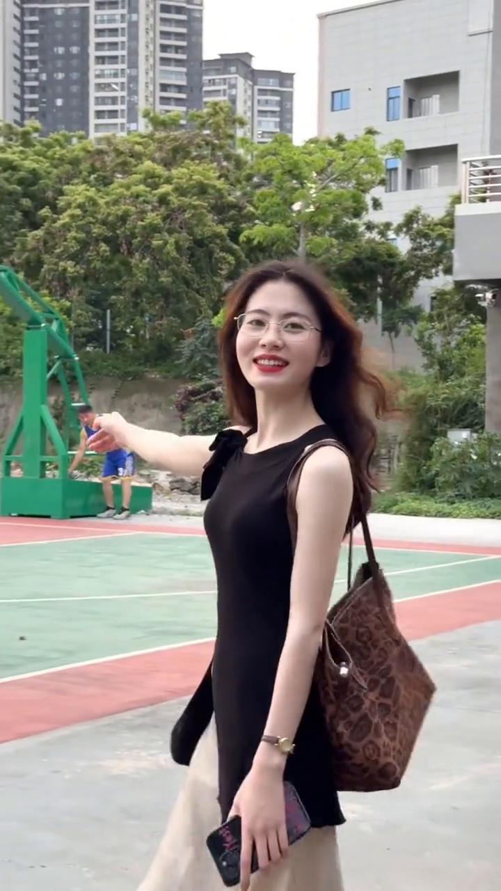 人同衣服破，恋爱。