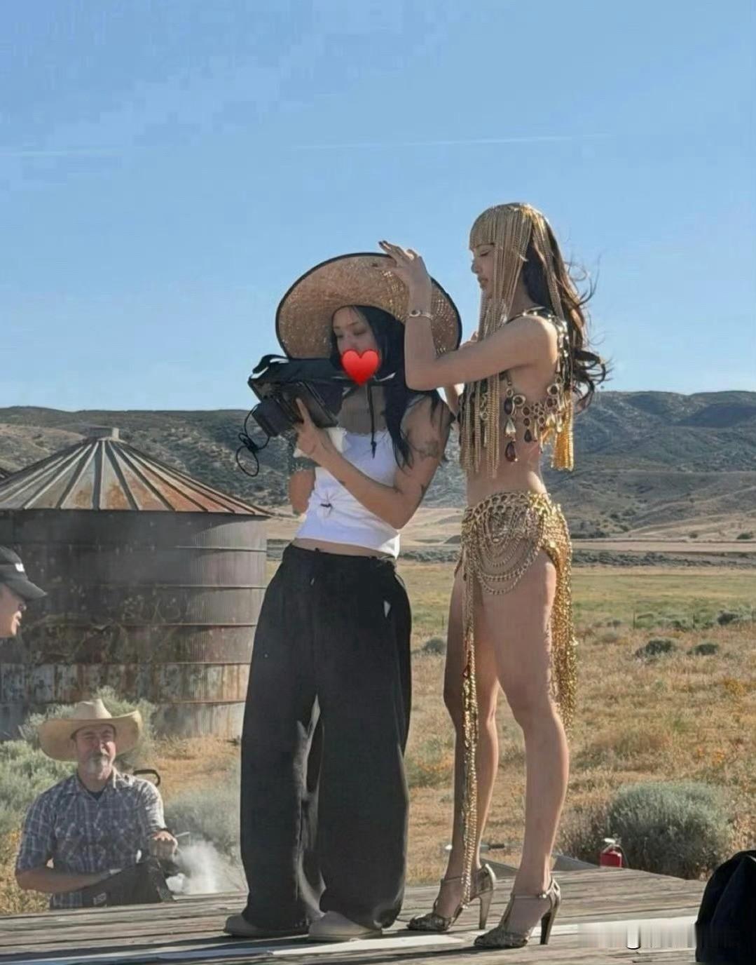 上次在商场扶梯上碰到个姑娘，我站在扶梯往上的左侧，她从右侧往下走，我175的身高