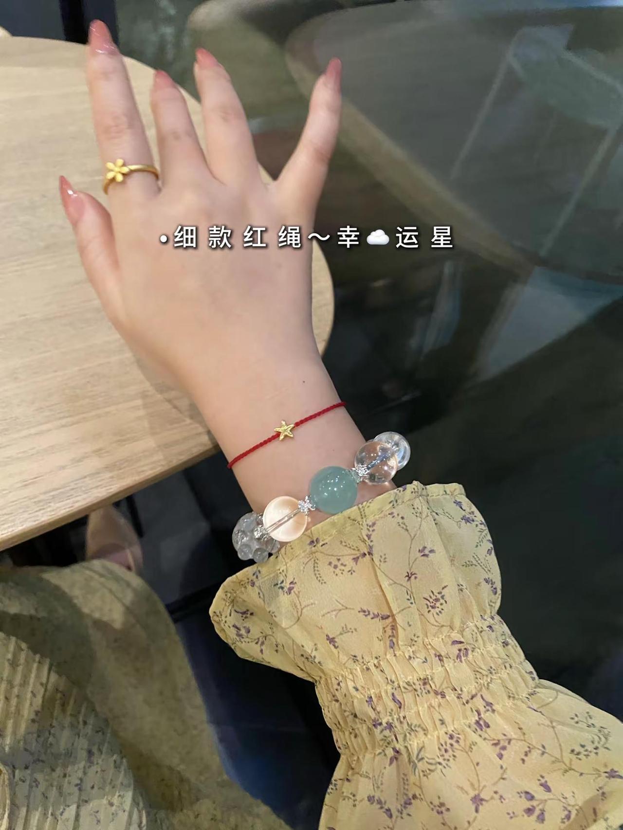 我是一个很喜欢戴点什么东西的人，手链，项链，这些独属于我本身的挂件，长久的陪伴我