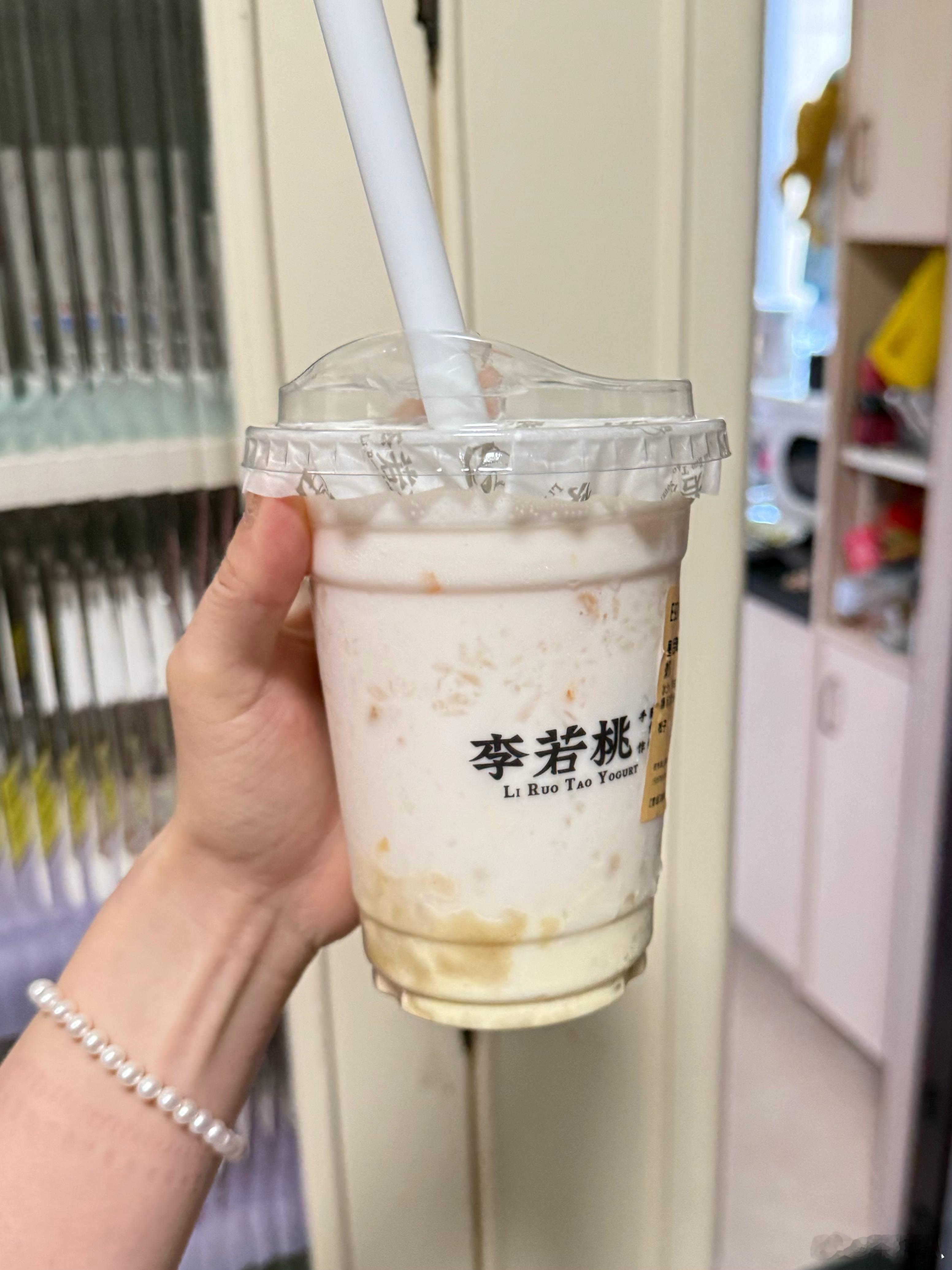 本人的下午茶我又喝李若桃了朋友们今天点的皇后黄油白糯米酸奶三分糖+松子，巨好喝啊