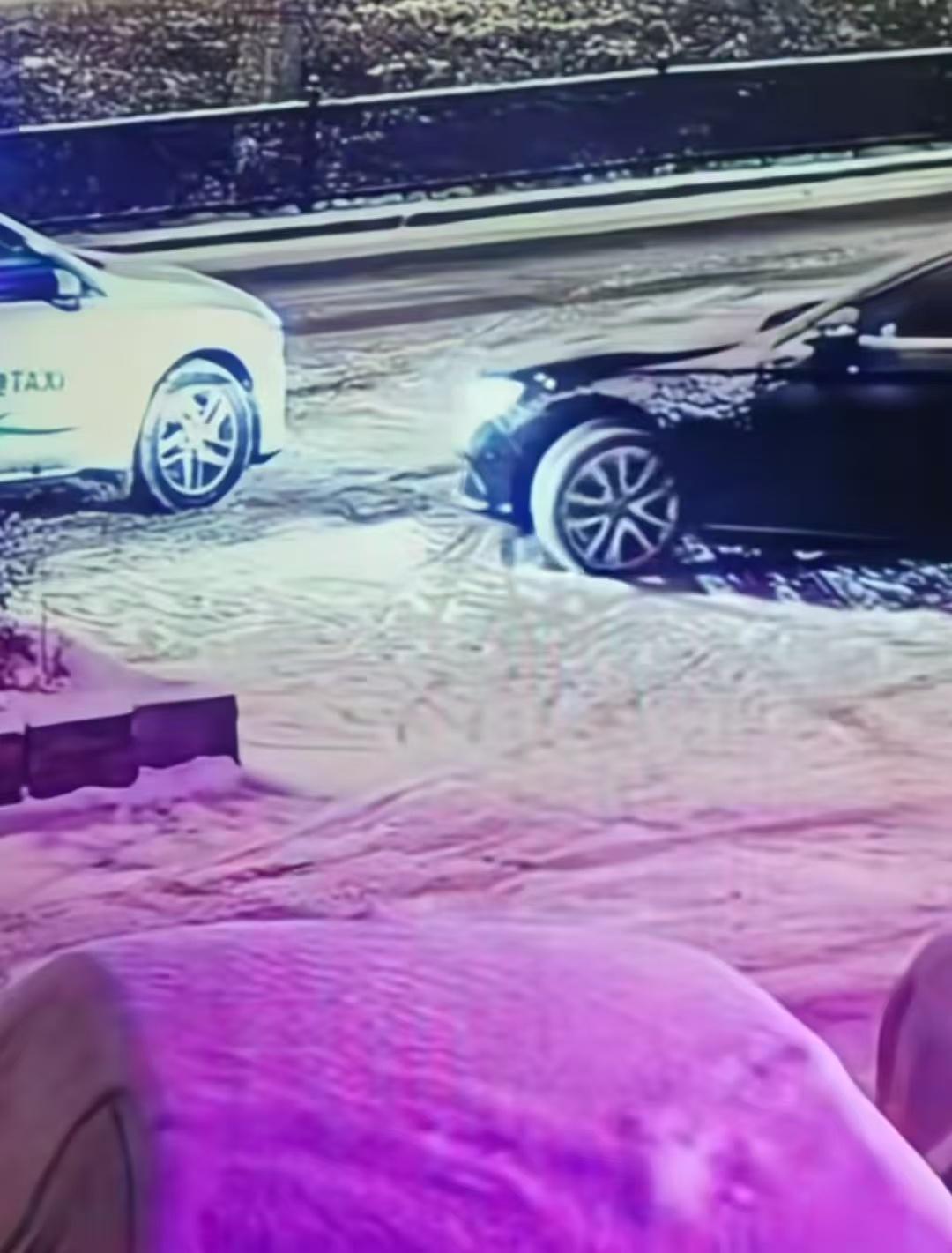 男子开车出停车场，隔着老远出租车说碰到他车了，要求赔偿。网友评论，没想到现在除了