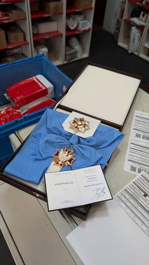 泽连斯基已经通过乌克兰“新邮政”寄回波兰授予他的白鹰勋章。

此前，波兰总统卡罗