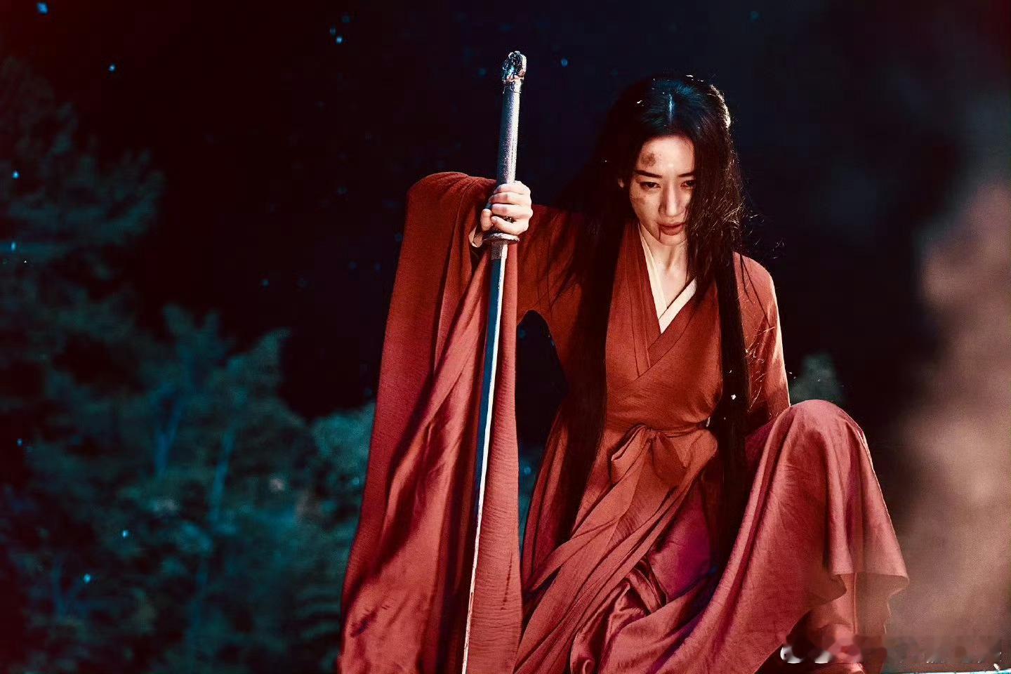 郭晓婷新剧嫁衣变战袍郭晓婷新剧红衣造型绝了！嫁衣秒变战袍，挥剑斩断“丰夫人”标签