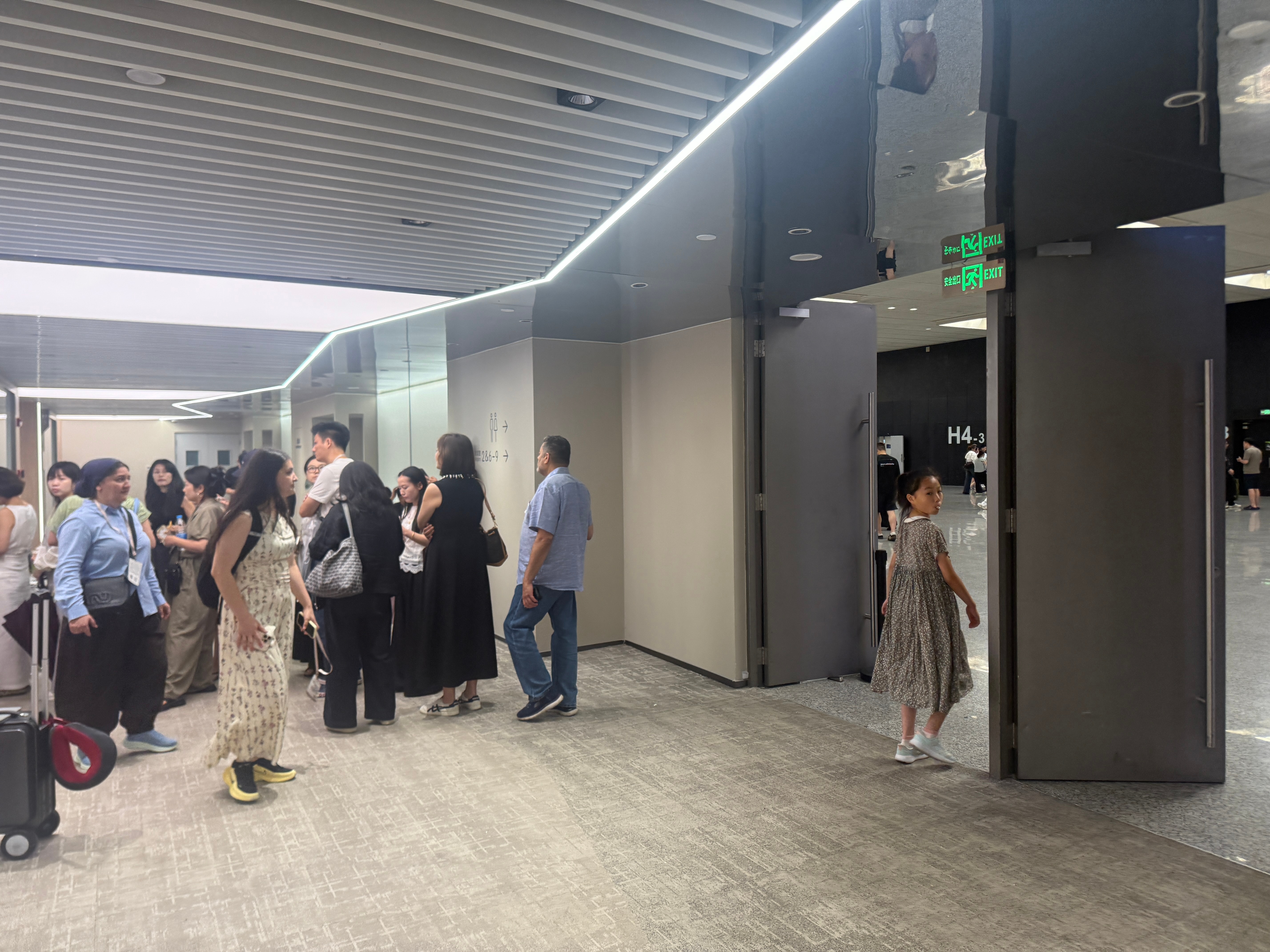 救命啊 我昨晚到底为什么要兴奋的一夜不睡 也没想到今天这么多人 一波人接着一波人