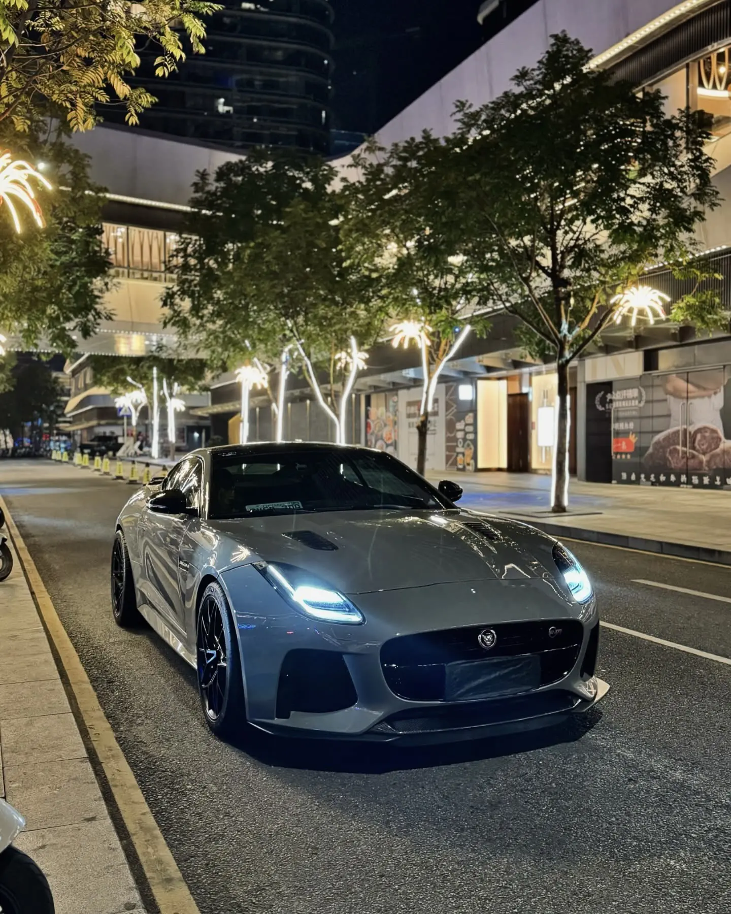 Jaguar Ftype SVR575。