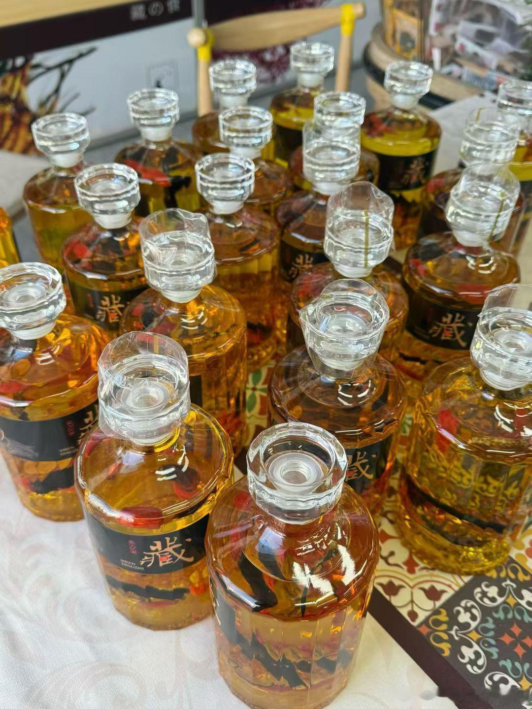 虫草酒🌈茶是白天的君子，酒是夜里的豪士，古风元素的分酒器。灵活多变的组合，感知