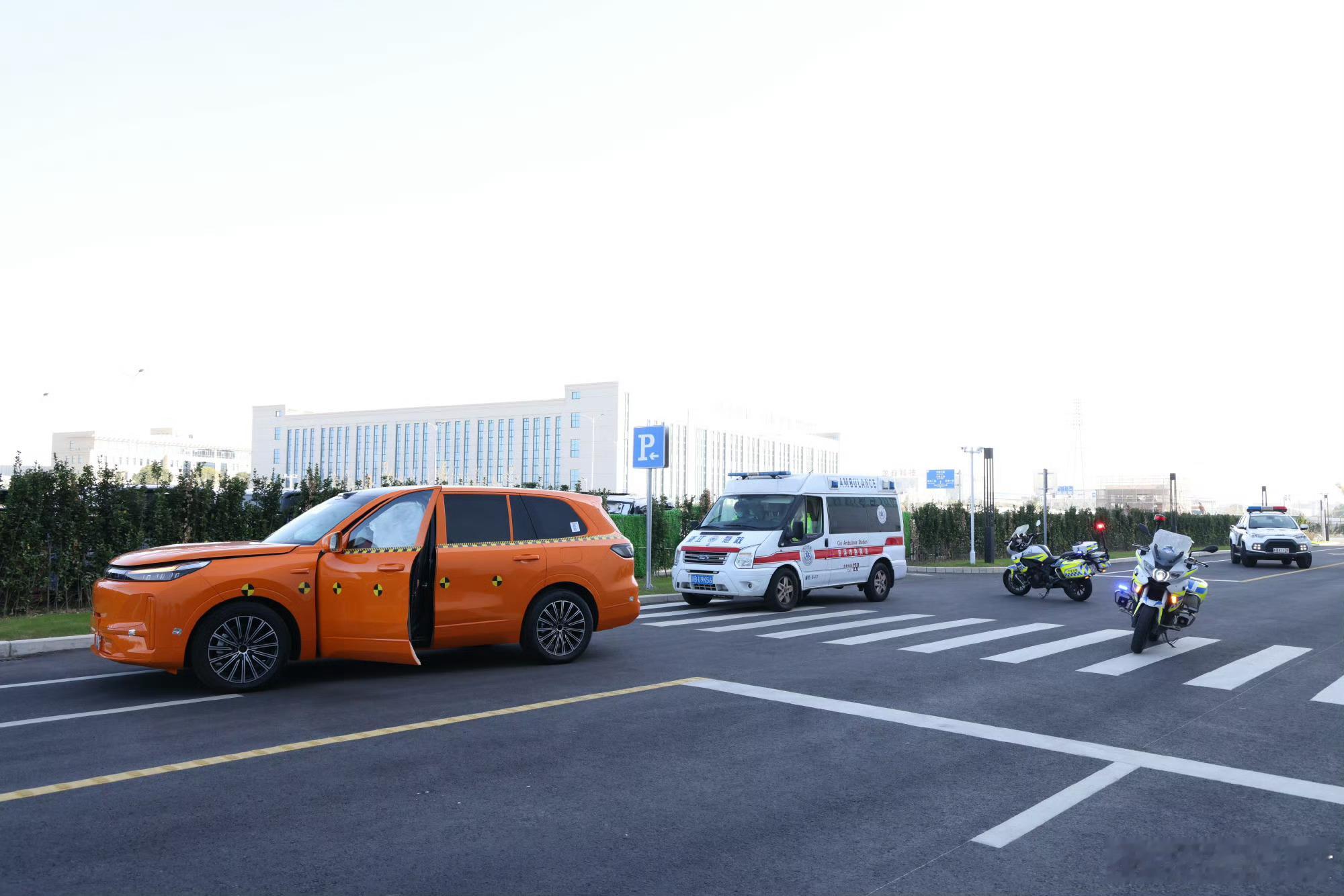 吉利汽车在行业内率先实现“车警医联动救援机制”技术试验的成功落地！试验核心流程为