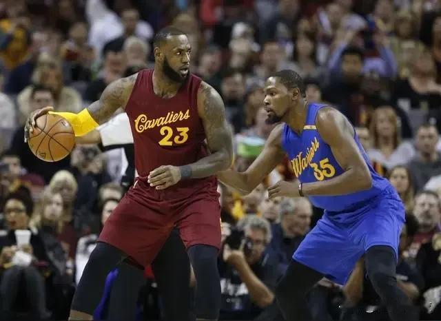 若非詹姆斯自己去76人，杜兰特不可能超越詹姆斯。
据最新现役NBA球星薪资排名，