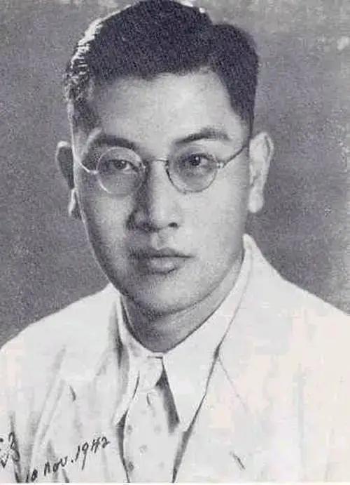1928年，23岁的戴望舒向18岁的施绛年求婚，被无情拒绝。第二年，戴望舒站在楼