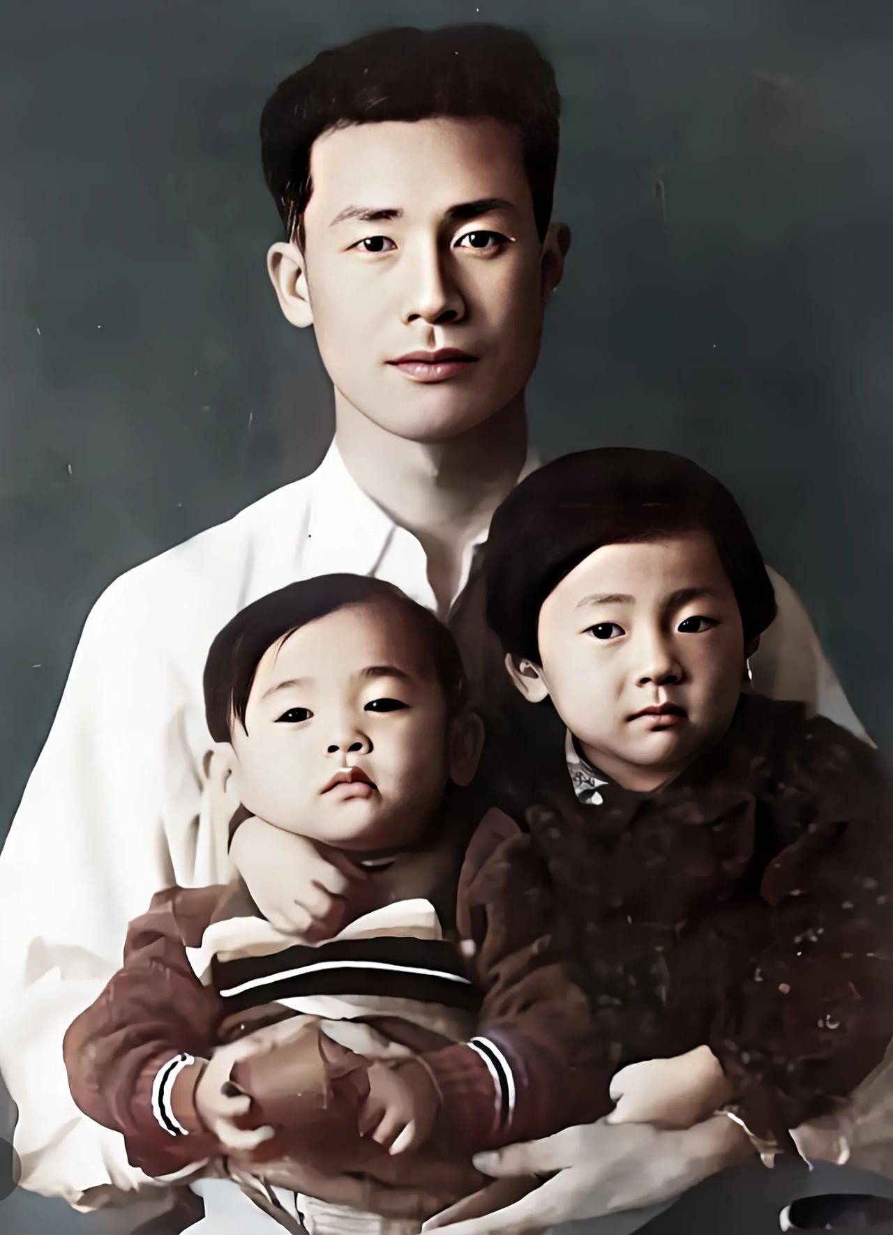 这是1950年志愿军第39军代军长吴国璋在出国作战前与一双儿女的合影。照片中的吴