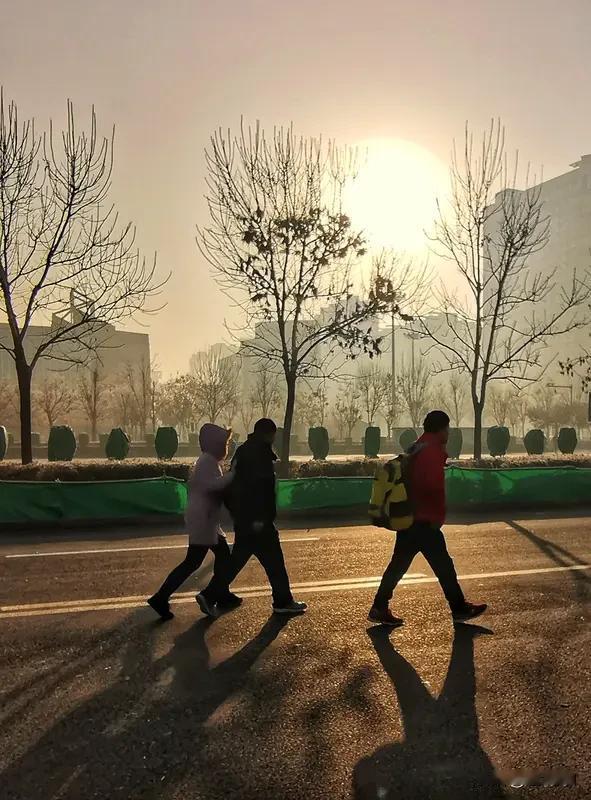 年也过完了，
该走的一定要早点走，
早走不看别人脸色，
很多人体会不到，
年前各