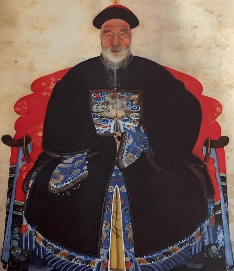 乾隆嫌考生太丑，当场出上联羞辱：“独眼不能登金榜。” 满朝大臣捂嘴偷笑。考生却不