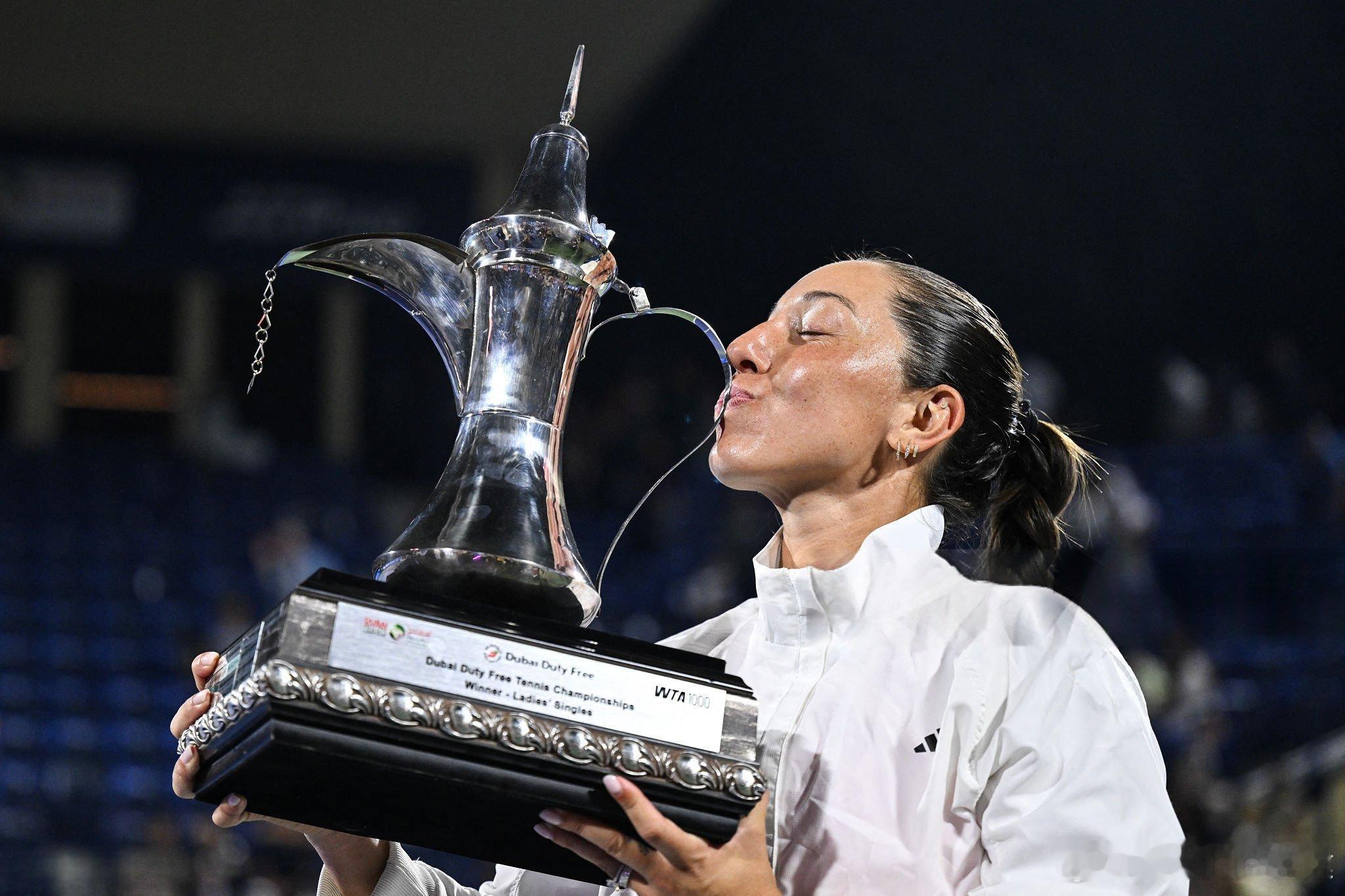 今年至少拿到2个冠军：🇧🇾萨巴伦卡3🇰🇿莱巴金娜2🇺🇸佩古拉2🇷?