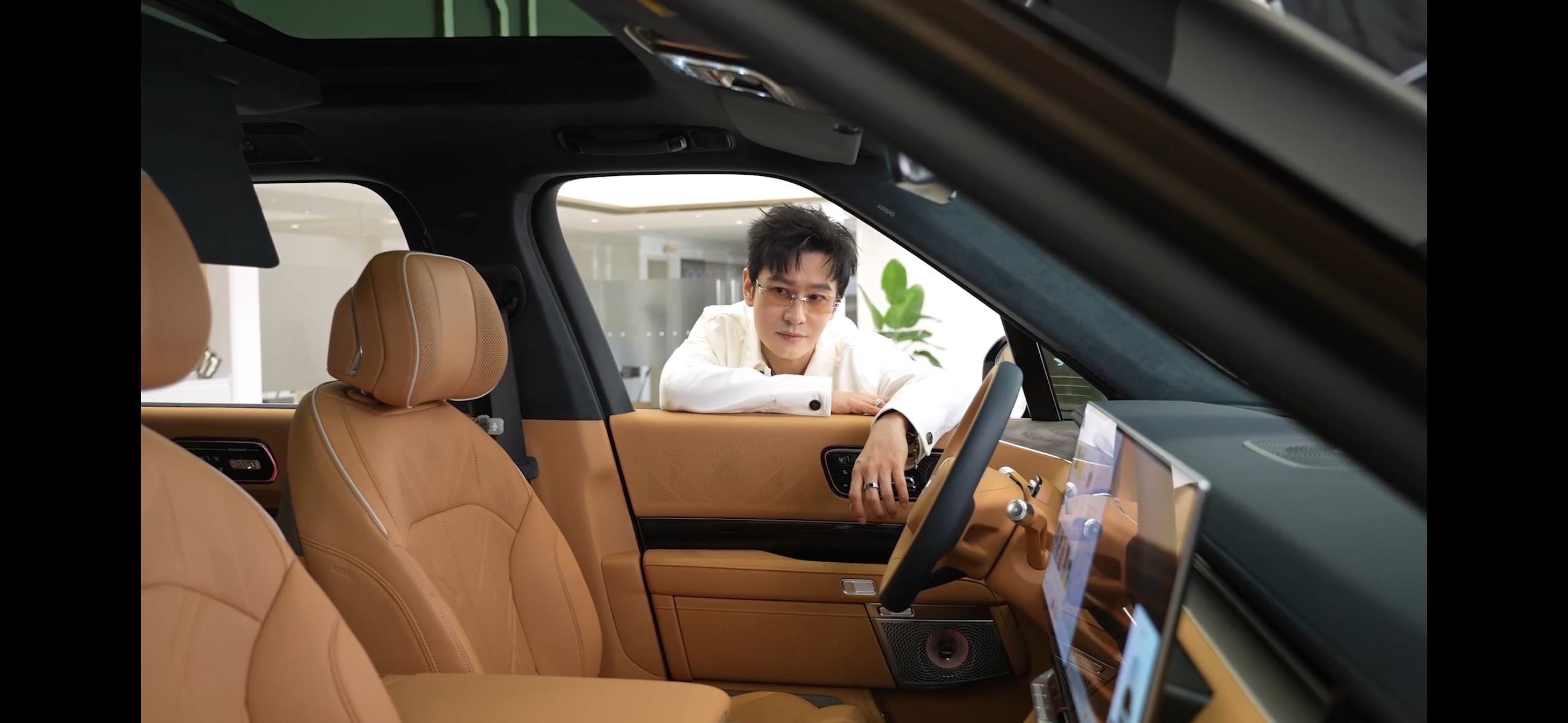 黄晓明点赞极氪9X外观正大光明上半年车圈发布会卷到审美疲劳，极氪直接玩了波反套路