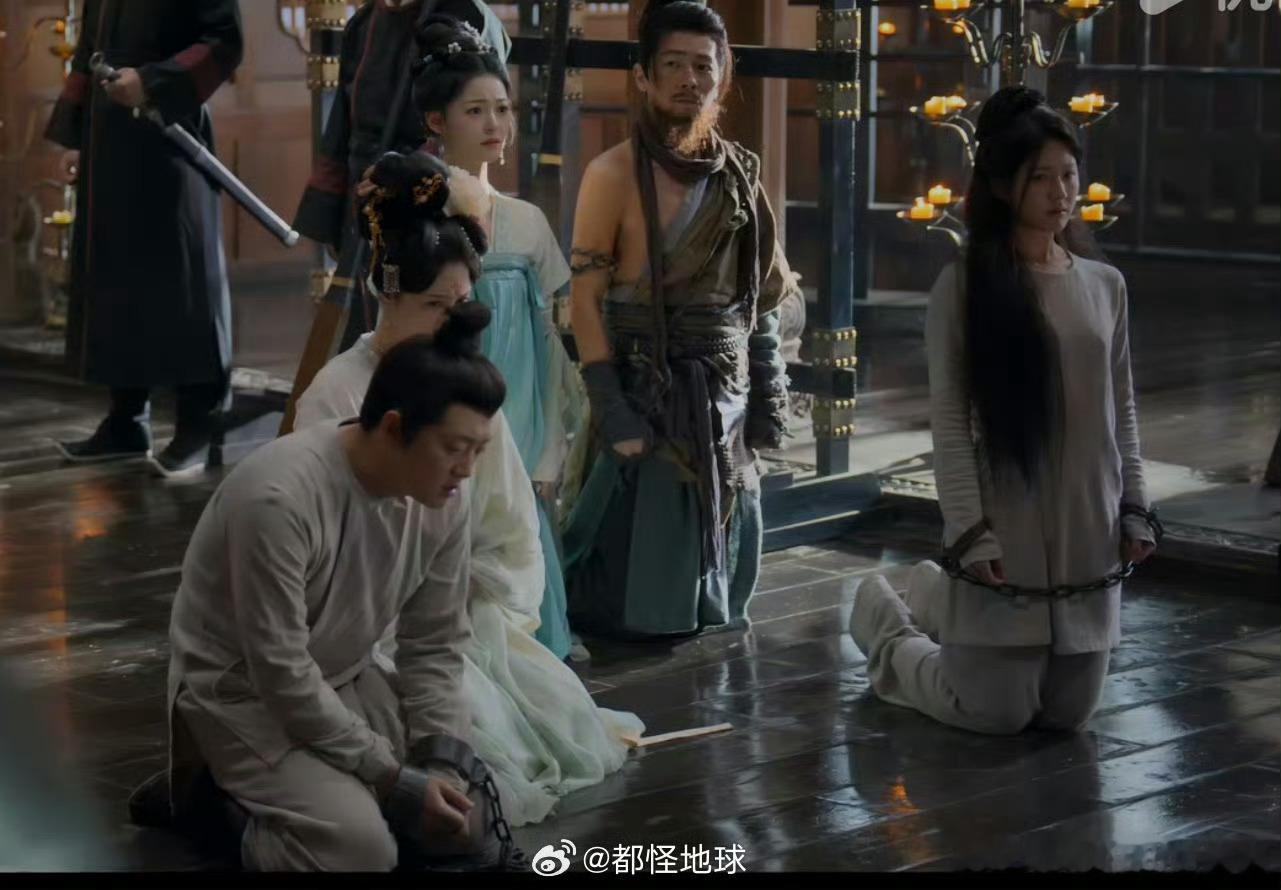 珠帘玉幕 收腰囚服 差点被你们骗了，这不跟同剧组男演员穿的一样的吗  