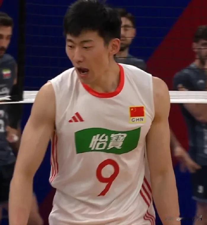 【李咏臻：为数不多的亮点】
中国男排零比三输给伊朗，貌似实力差距，实则自身无奈。