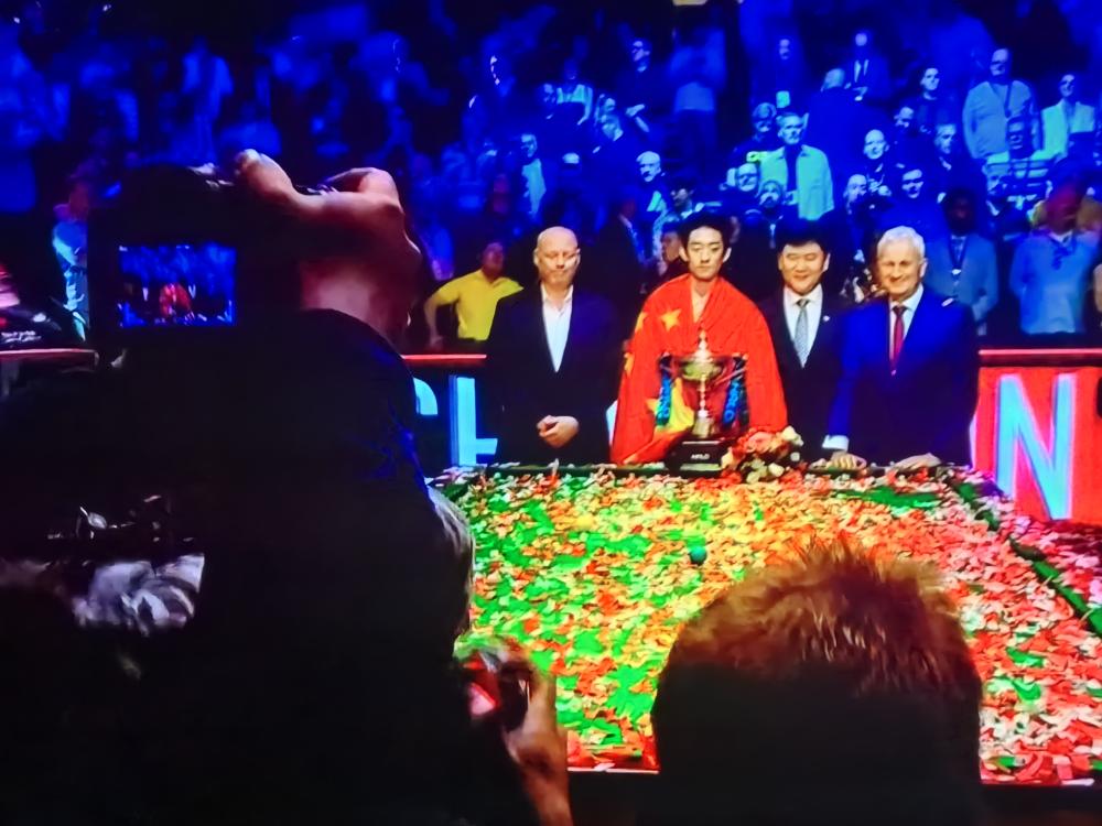 他爹把兰州唯一的房子卖了，赌他儿子能拿个世界冠军。你猜怎么着？这把赌赢了。
为