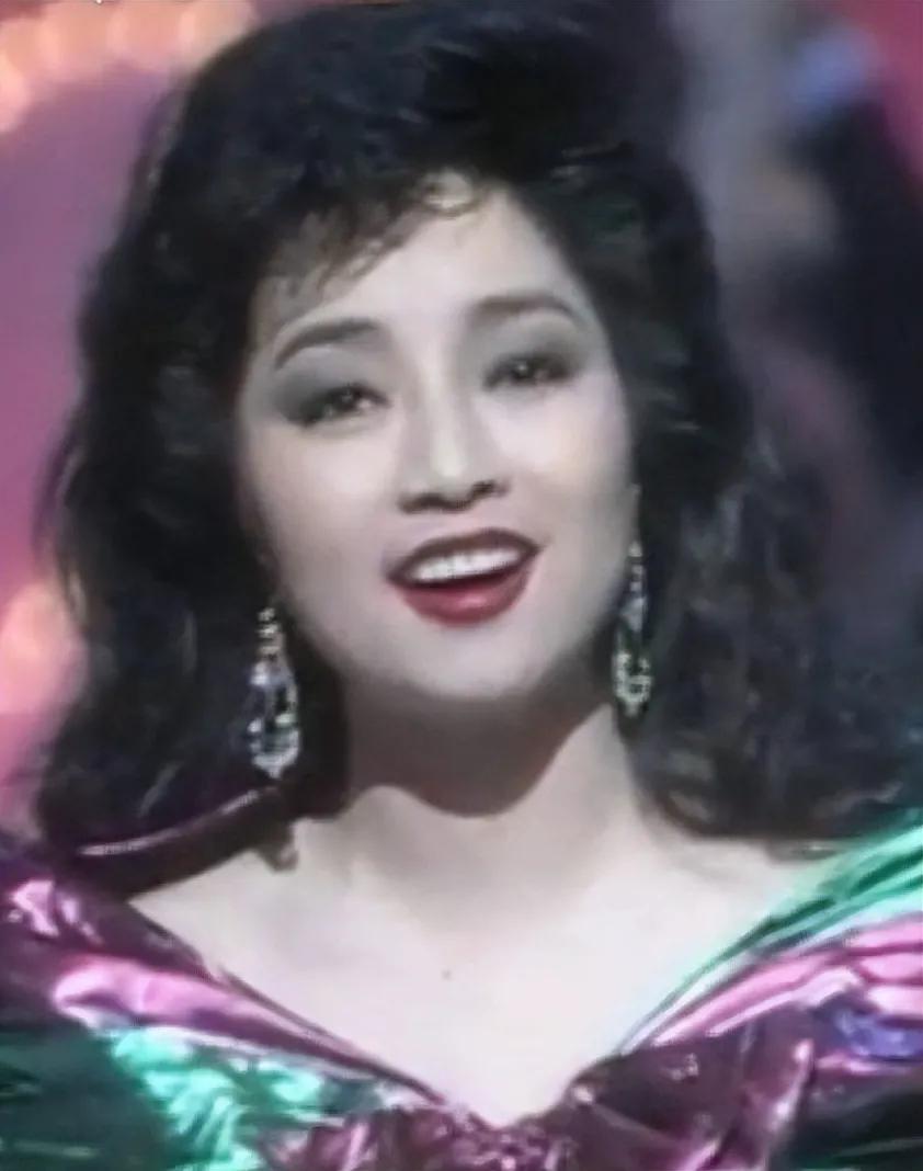 1983年，何鸿燊给徐小凤颁奖，直勾勾盯着她丰满的身材说“你挣了这么多钱，今晚来