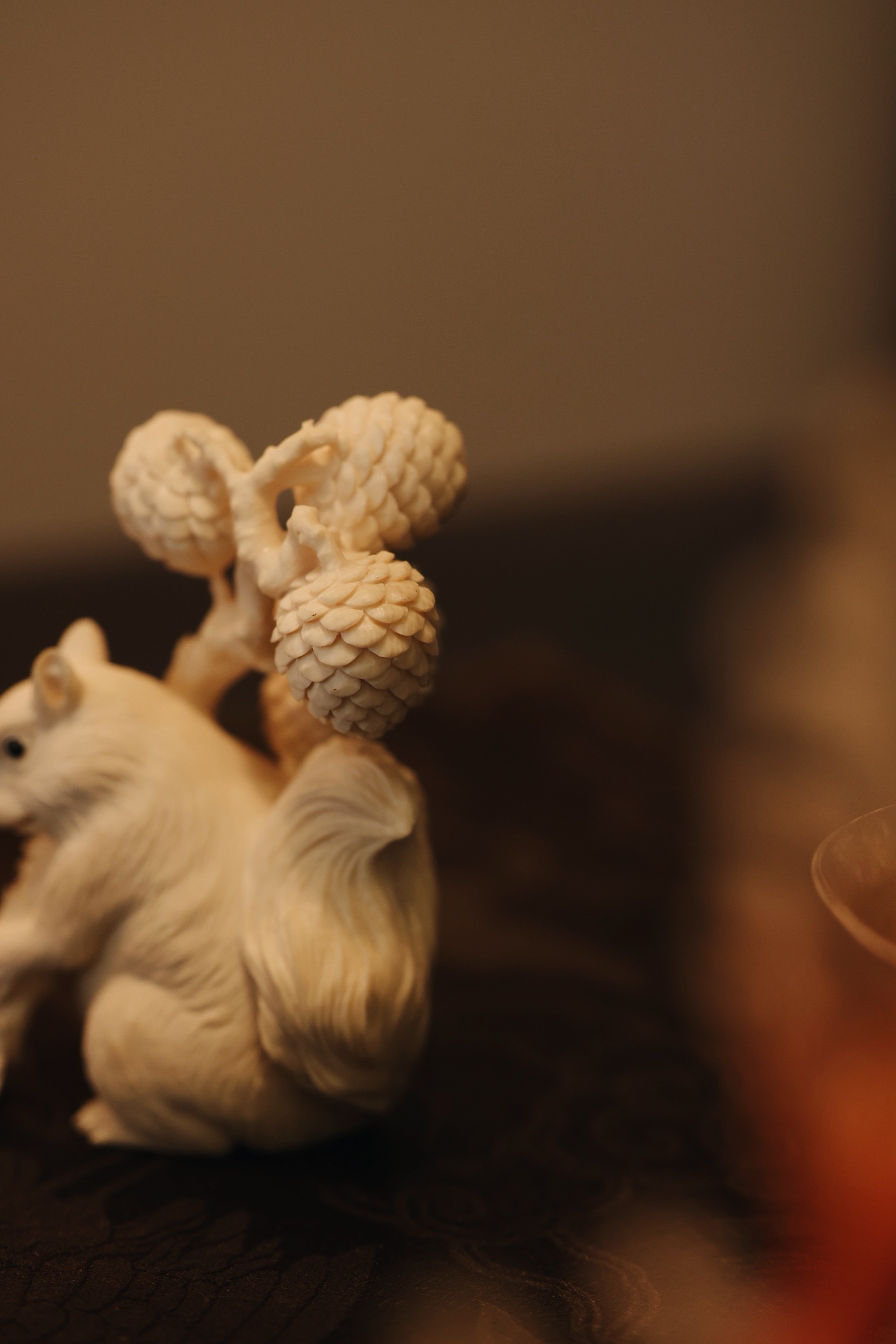 猛犸 | 松鼠衔秋料质莹润，雕工写实入微，松鼠抱枝灵动，松果累累，毛发鳞纹刻画细