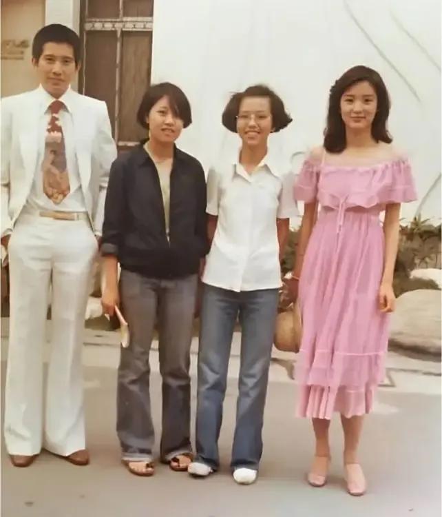 你知道中间两位是谁吗？