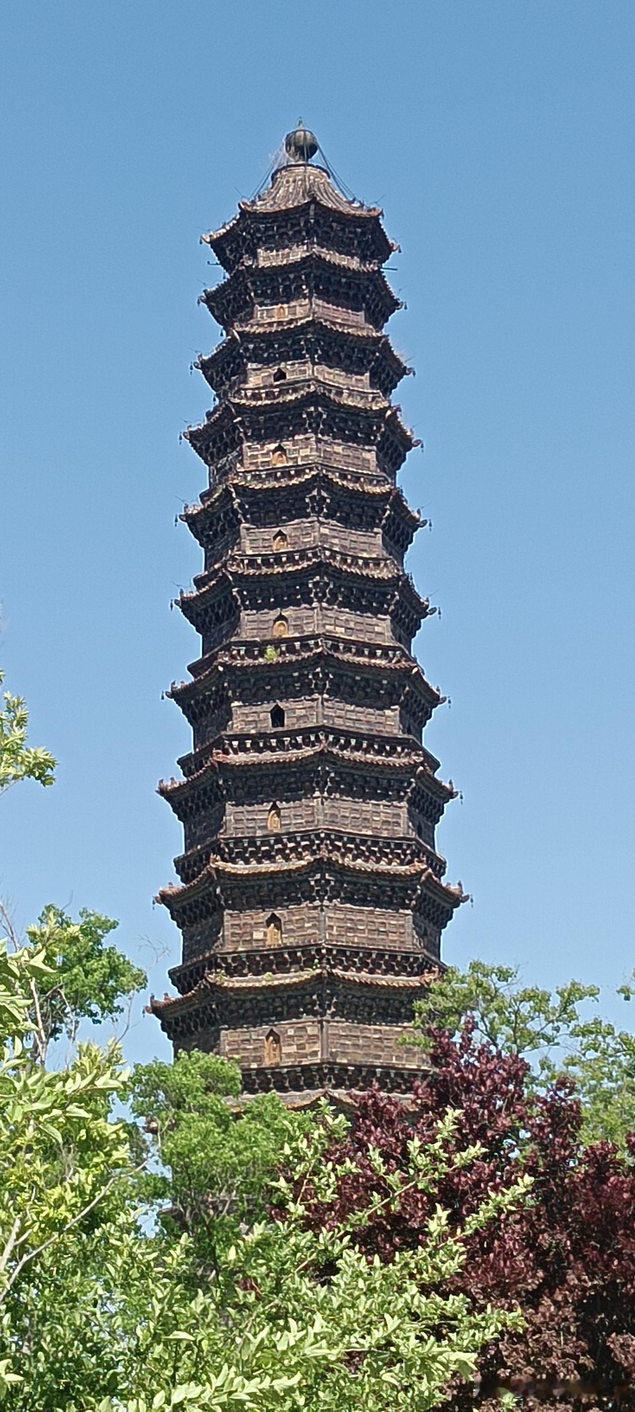 七律·题开封铁塔
 
浮图孤耸汴梁东，阅尽兴亡一柱雄。
瓦砾荒城埋旧梦，风铃残响