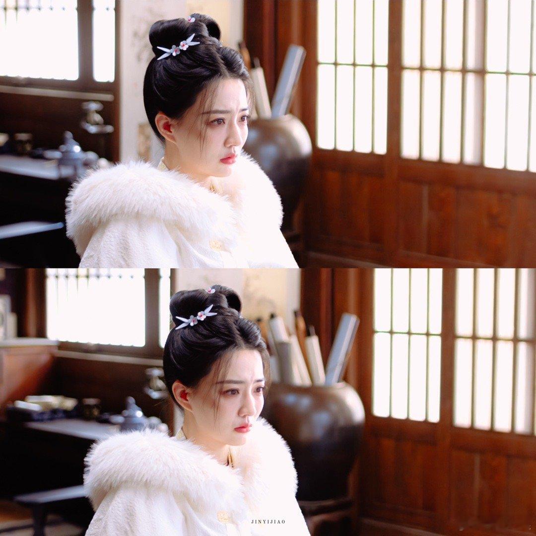 徐璐剧宣小品女王 反差感拉满！剧中白莞内核超强大，剧宣现场争边缘位“动武”收尾，