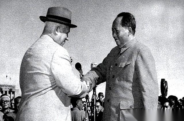 临走前，一个苏联专家悄悄拉着我们的人，说了句掏心窝子的话：
“其实你们有‘王’就