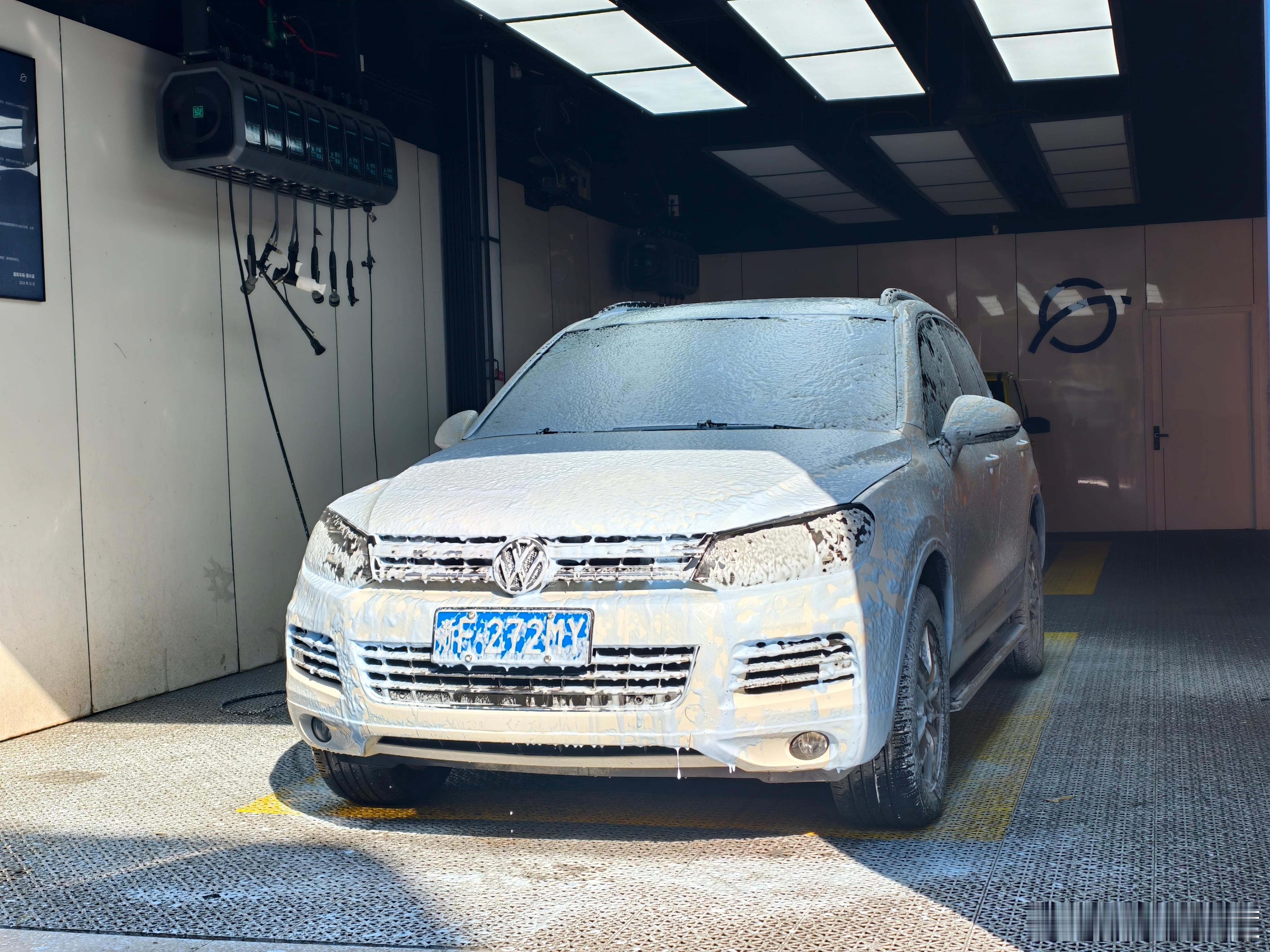 每年春节都是自己动手洗车，这台大白兔已经陪我十三年了，你最老的这台车陪你多久了？